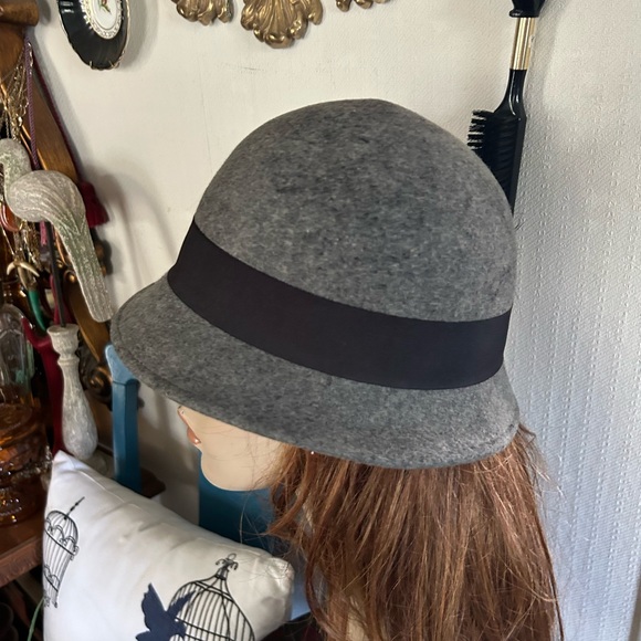 Elegant Gray Hat with Feather Accent - Picture 4 of 9